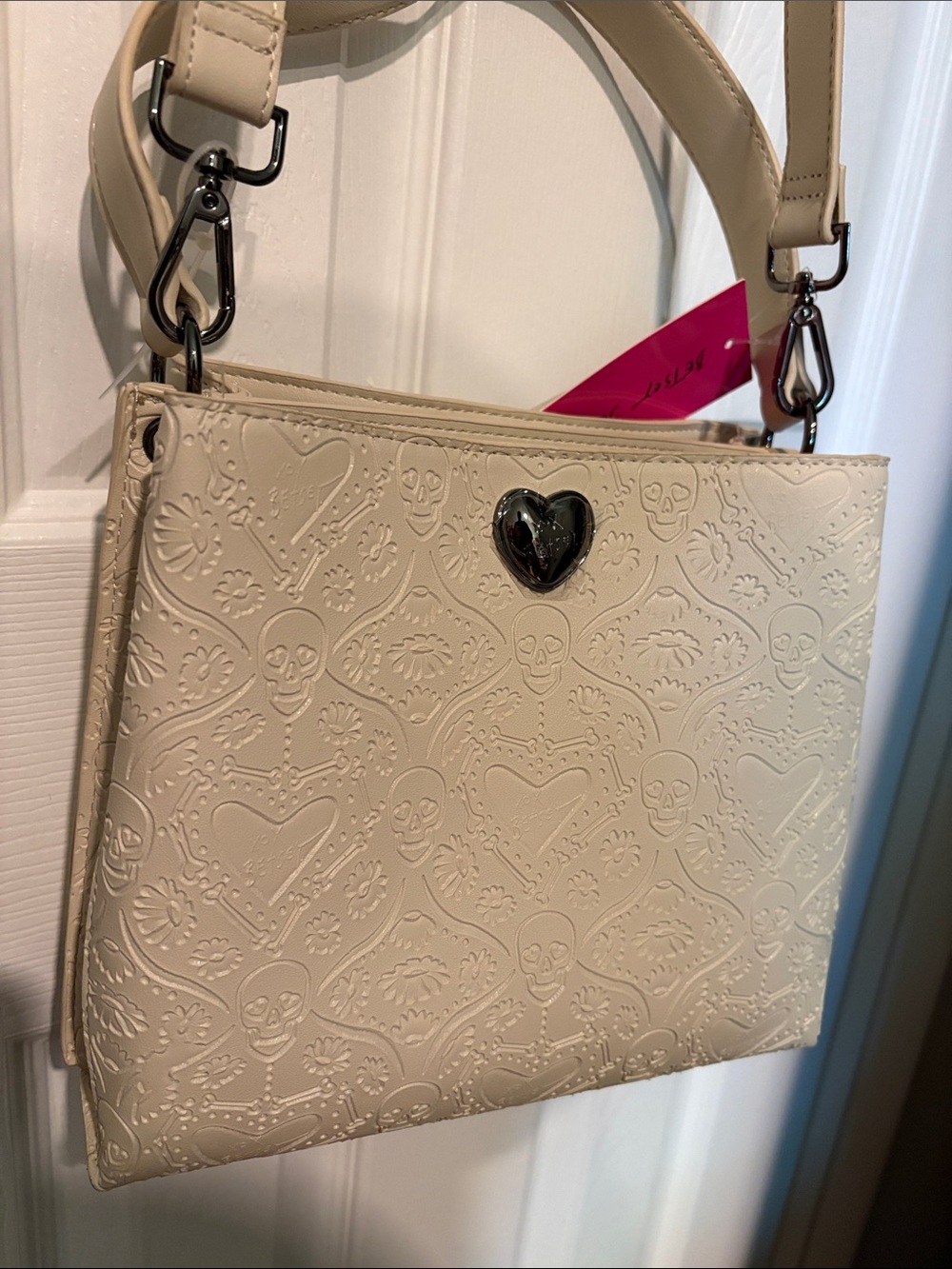 BNWT BETSEY JOHNSON Cream Skull and Heart Embossed Accent Shoulder Bag - Picture 10 of 10